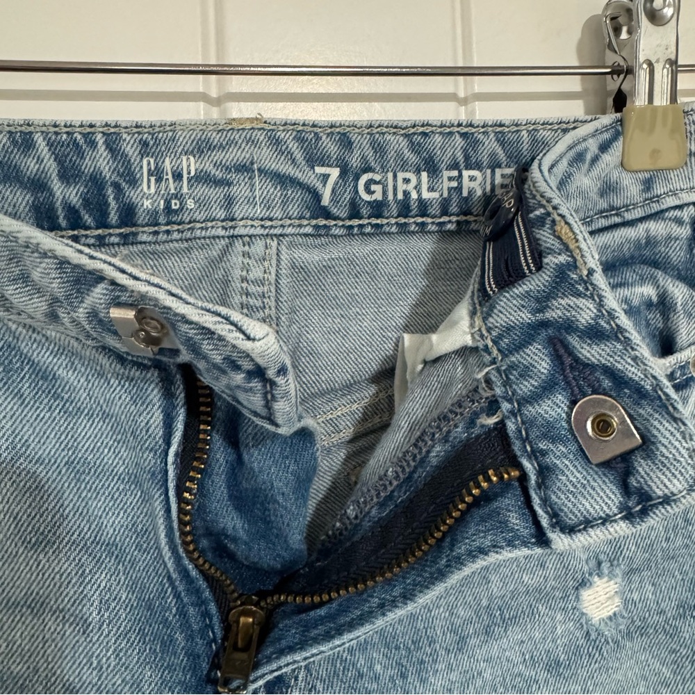 GAP Kids Girlfriend Style Distressed Blue Jeans - Great Condition - Size 7 - Picture 8 of 10